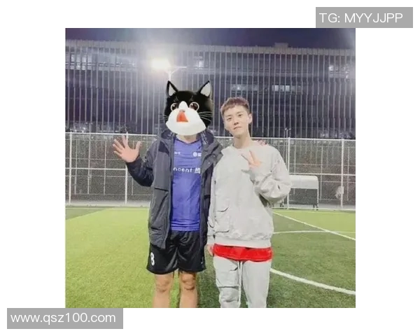 当明星偶遇足球明星时他们会如何互动和交流的趣味观察