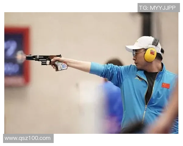 手握手枪姿势的足球明星展现独特风采与个性魅力